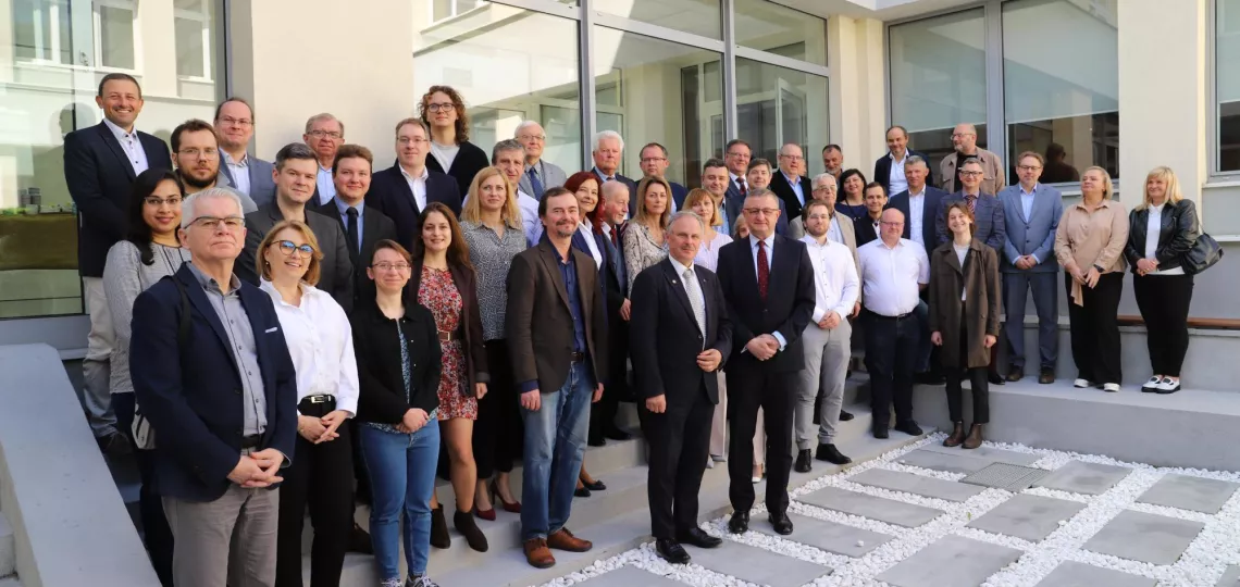 Zdjęcie grupowe pracowników IIS w budynku WEEIA